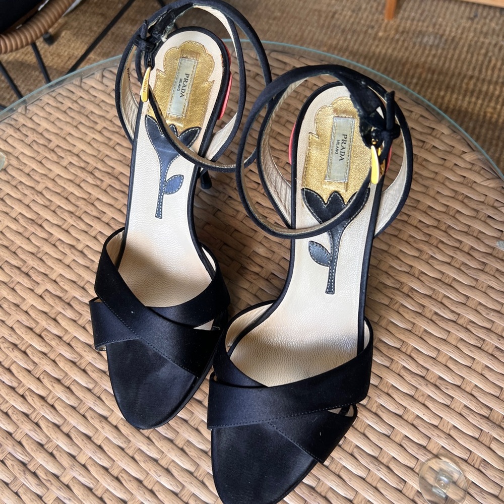 Prada Black Heeled Shoes with Classic Design